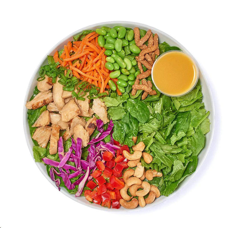 A bowl of fresh GardenCup™ salad surrounded by key benefits: freshness that lasts up to 7 days, zero prep, dietitian-approved, and designed for busy people. Perfectly aligned with healthy meal and salad delivery services.